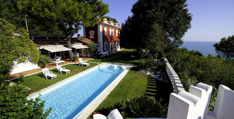Prestigiosa villa con piscina e vista mare ad Ancona, vicino al centro