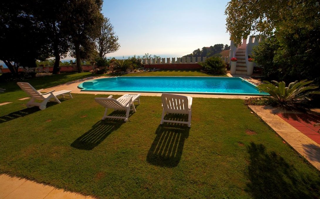 Prestigiosa villa con piscina e vista mare ad Ancona, vicino al centro