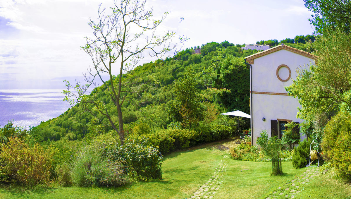 Meraviglioso casale vista mare circondato dalla natura in zona residenziale di Ancona