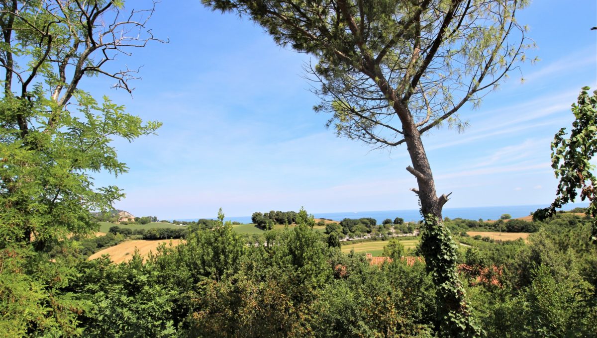 Villa singola con ampio giardino panoramico ad Ancona, vista sul mare e sulla natura del Parco del Conero
