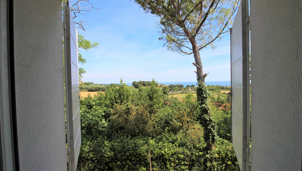 Villa singola con ampio giardino panoramico ad Ancona, vista sul mare e sulla natura del Parco del Conero