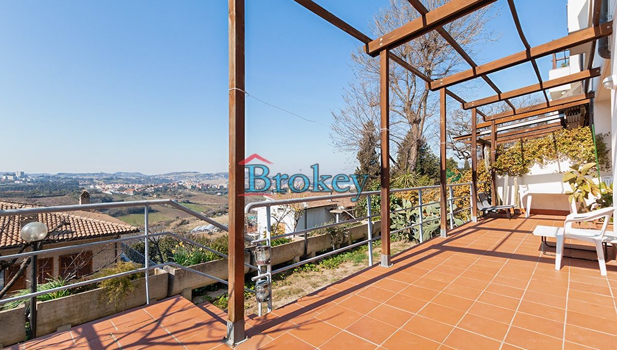 Ampio appartamento panoramico con esterni spaziosi, taverna e garage in posizione esclusiva di Ancona Pietralacroce (7)
