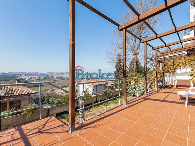Large panoramic apartment with spacious outdoors, basement and garage in an exclusive location, Ancona Pietralacroce