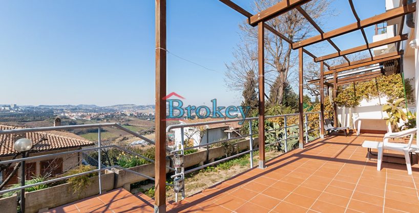 Ampio appartamento panoramico con esterni spaziosi, taverna e garage in posizione esclusiva di Ancona Pietralacroce