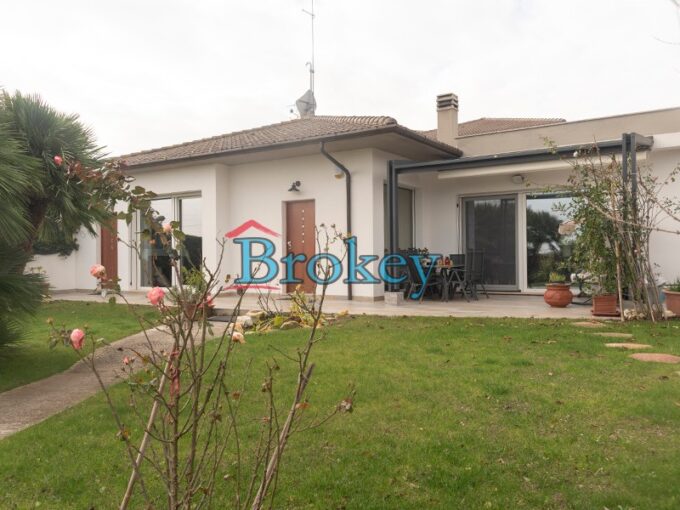 Recently renovated villa with large garden overlooking the Conero in Ancona