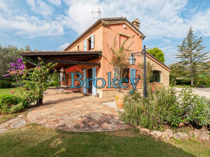 Typical farmhouse with private park and swimming pool in Osimo, near Ancona