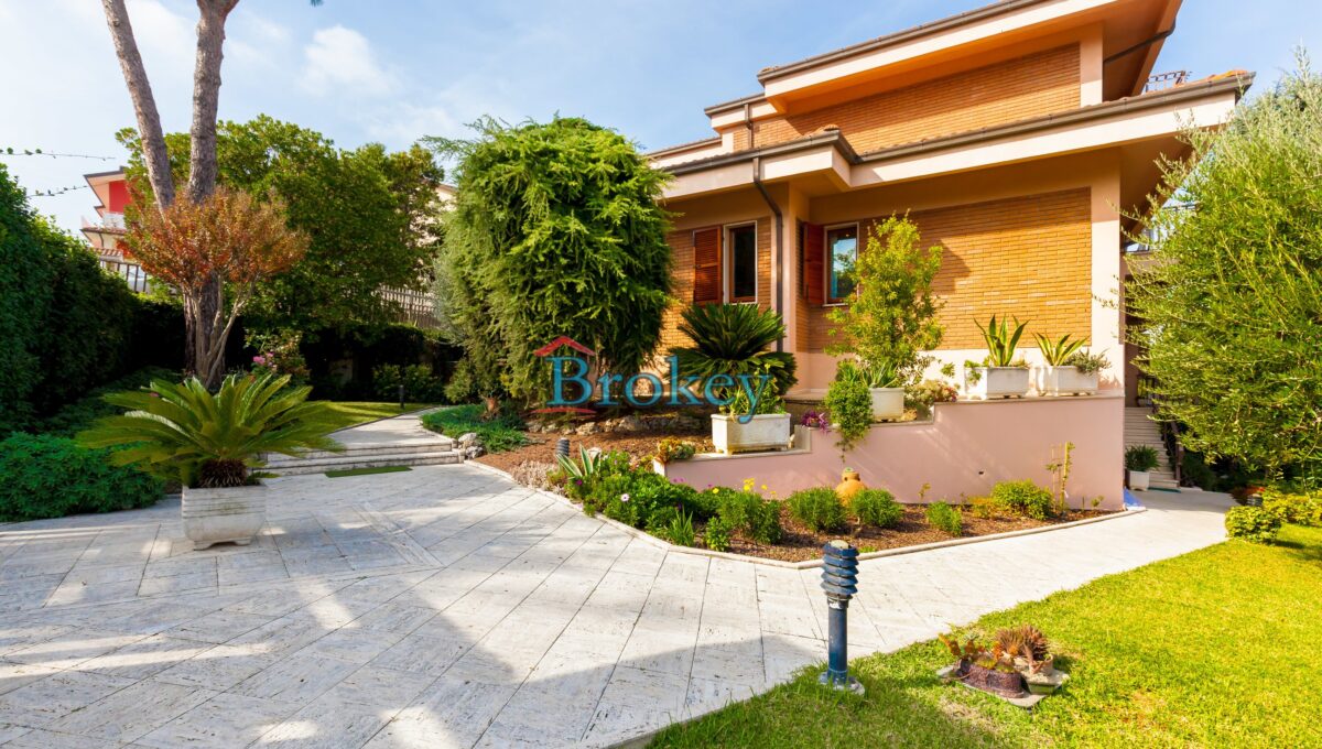 Prestigiosa porzione di villa con giardino e garage a Osimo, zona Abbadia