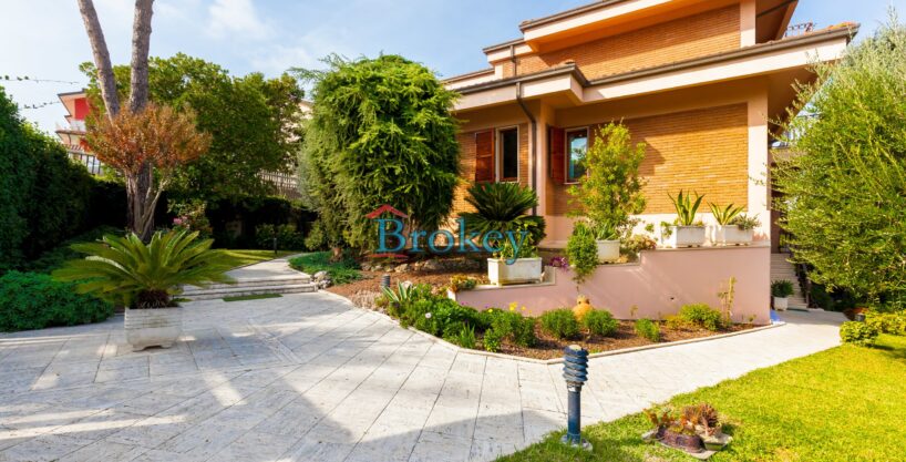 Luxury villa with garden and garage in Osimo