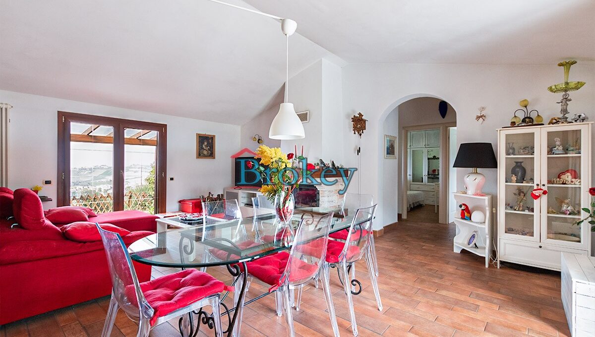 Villa singola su unico livello con ampi giardini panoramici fino al mare, Polverigi (11)