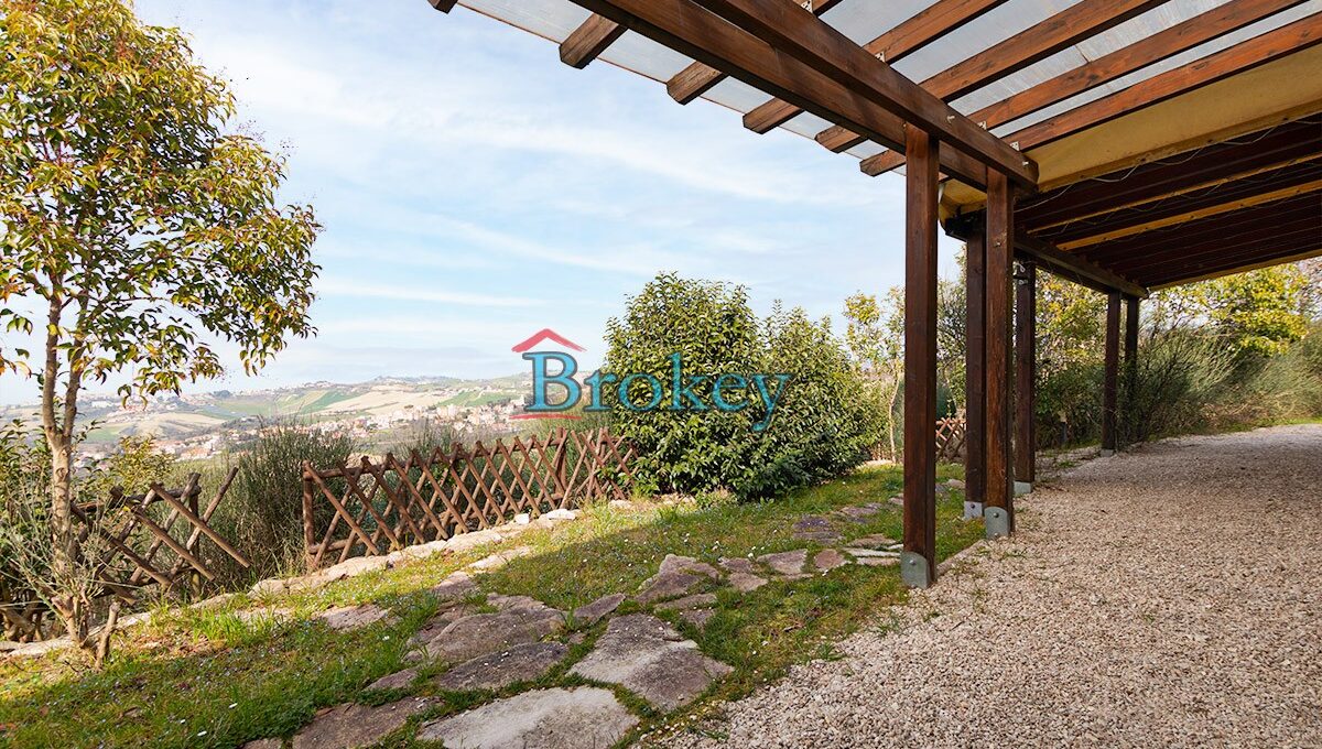Villa singola su unico livello con ampi giardini panoramici fino al mare, Polverigi (22)