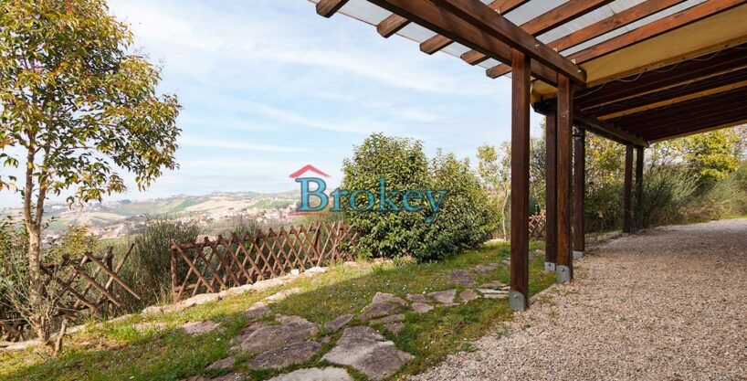 Villa singola su unico livello con ampi giardini panoramici fino al mare, Polverigi