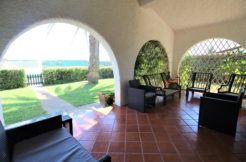 Villetta su un livello con giardino in esclusivo residence sul mare a Porto Recanati, subito libera