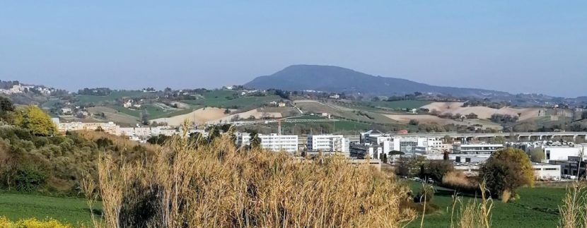 Lotto edificabile in posizione panoramica di Ancona, zona Candia, vista sul Conero