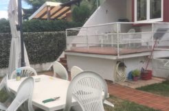 Appartamento in bifamiliare con giardino, garage e piscina a Numana, 2 unità indipendenti