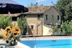 Villa singola con piscina e ampio giardino vicino al centro di Offagna, interessante anche per attività ricettiva