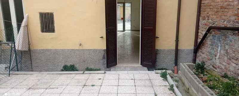 Locale commerciale ristrutturato e subito libero con ampia corte privata ad Ancona
