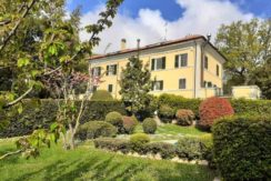 Porzione di villa storica con ampio giardino in piccolo residence con piscina ad Ancona, zona Varano