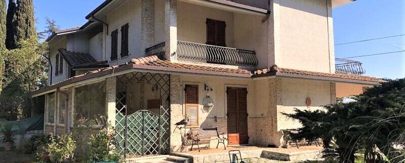 Villa panoramica con garage doppio, ampia taverna e spazioso giardino ad Ancona, Gallignano