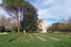 Casa singola con ampio giardino e terreni ad Ancona Angeli di Varano, immersa nel verde
