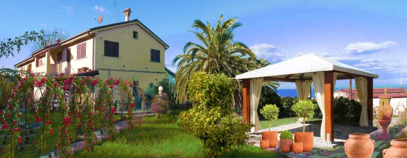 Porzione di villa bifamiliare vista mare con ampio giardino ad Ancona, Barcaglione