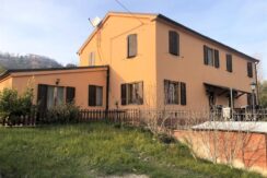Casa singola con ampio giardino e terreni ad Ancona Sappanico, 2 unità indipendenti