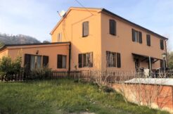 Casa singola con ampio giardino e terreni ad Ancona Sappanico, 2 unità indipendenti