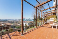 Appartamento panoramico con ampi esterni, taverna e garage ad Ancona Pietralacroce