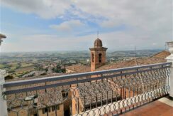 Ampio e luminoso attico con ascensore e terrazzo panoramico nel centro storico di Osimo