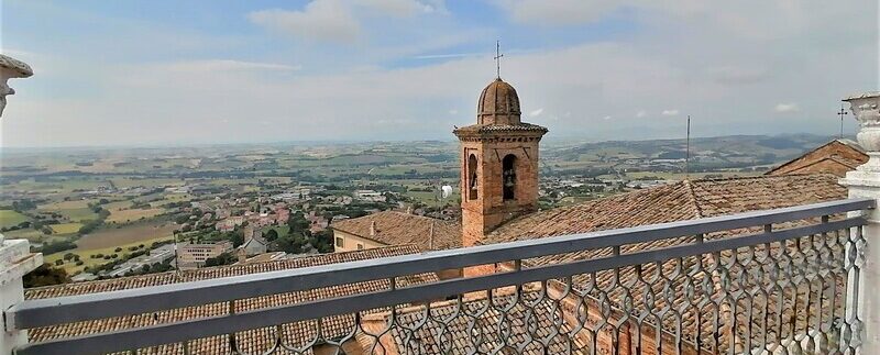 Ampio e luminoso attico con ascensore e terrazzo panoramico nel centro storico di Osimo