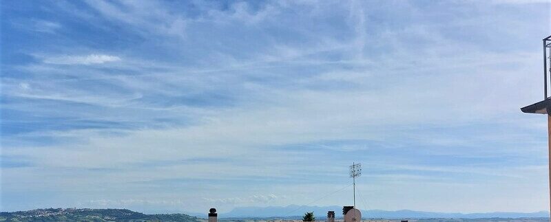 Appartamento con ingresso indipendente, corte e taverna in piccolo contesto a Castelfidardo
