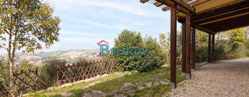 Villa singola su unico livello con ampi giardini panoramici fino al mare, Polverigi