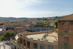 Appartamento piano alto con ascensore e balcone panoramico Ancona Regione
